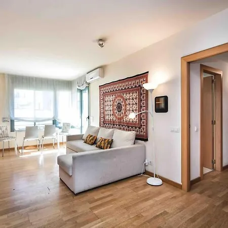 Piso En Cerca De La Playa Con Terraza. Apartament