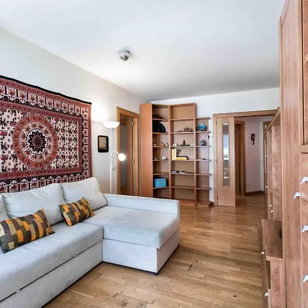Piso En Cerca De La Playa Con Terraza. Apartament